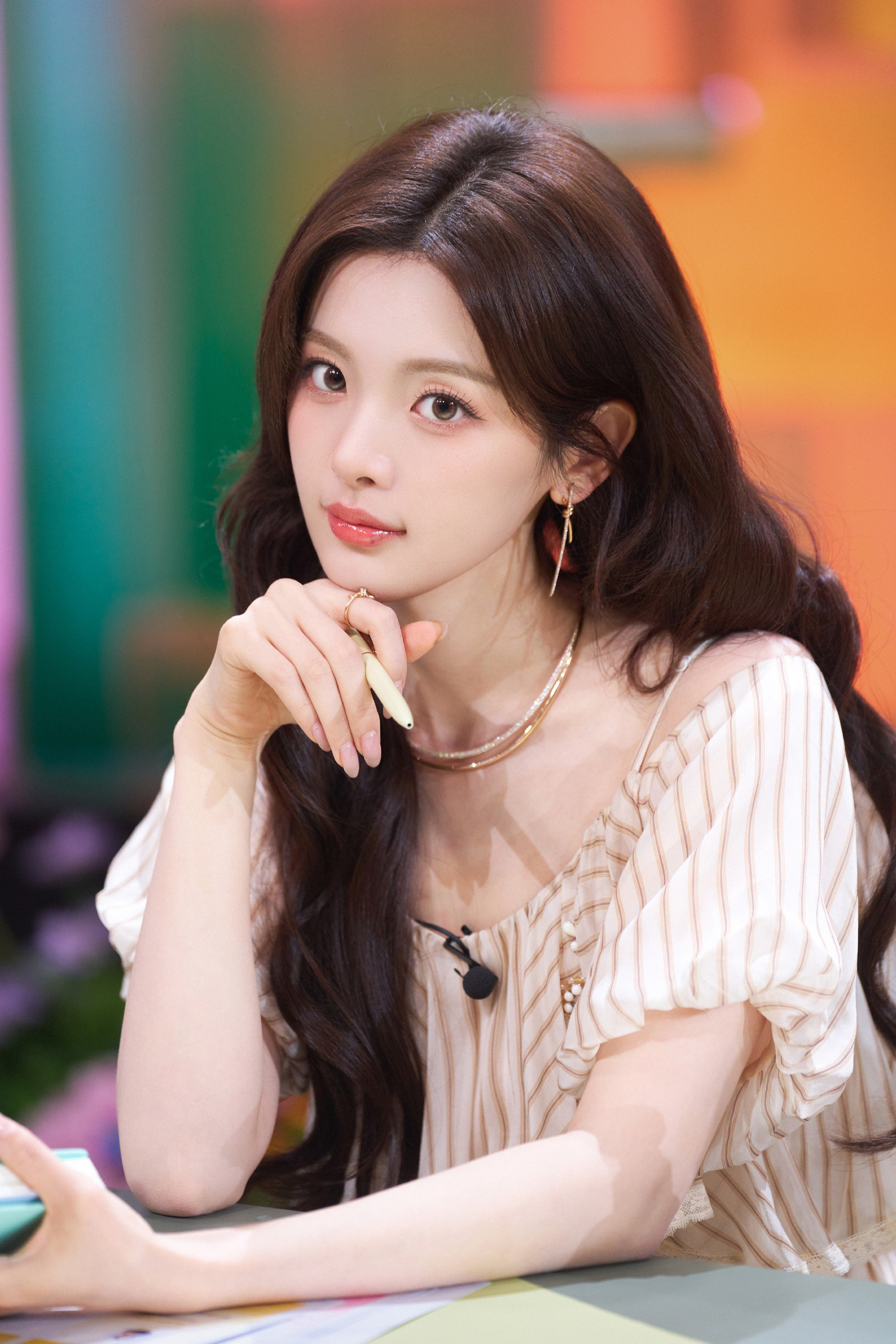 杨超越就这么看着我。。。