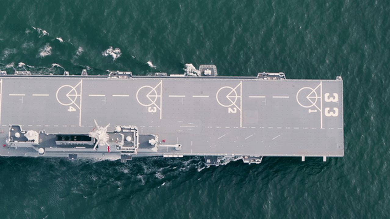 四川舰甲板上的图案，确实与众不同，竟然是三角形的！我海军075型两栖攻击舰的