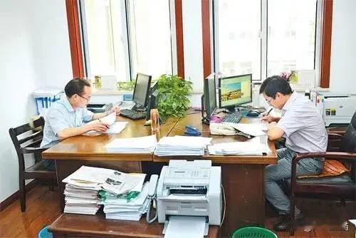 这事挠破了头也没有想到，有人竟然放弃“铁饭碗”，还要如此的大费周章。最近考公上