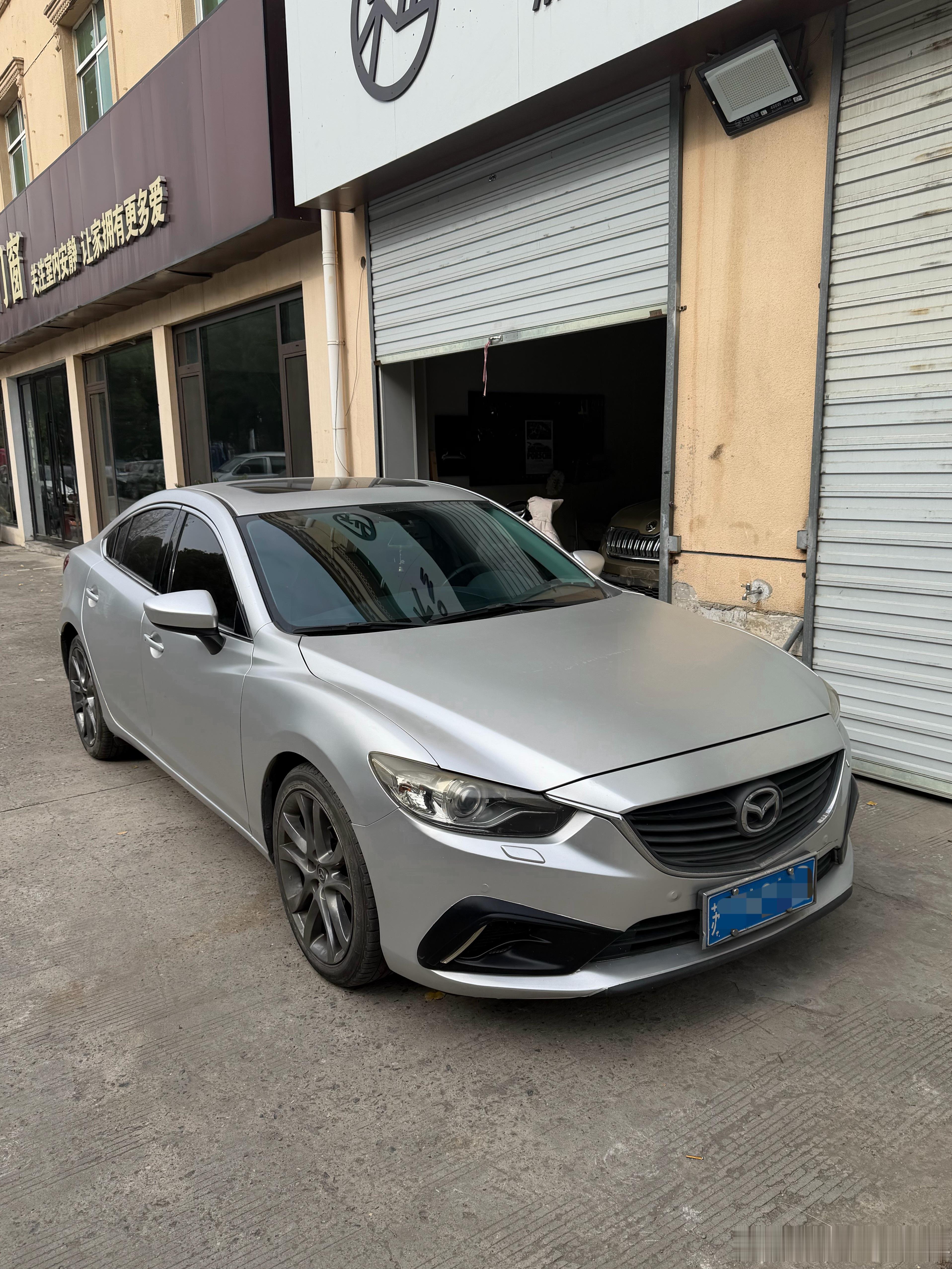 早上同城铁子的阿特兹开过来要卖，16年的老款2.5尊崇，价格没定死，我要撕他的改