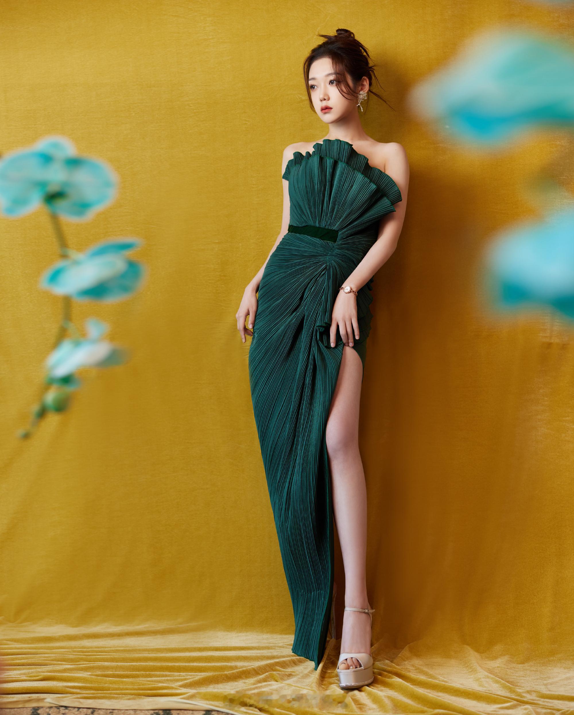 希林娜依高初暖新绿开叉长裙