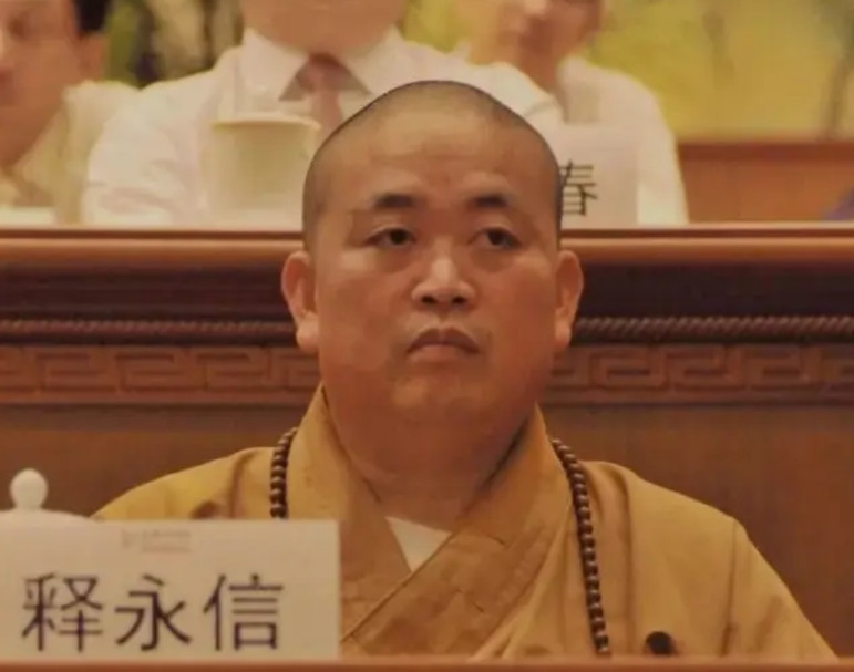 我佛慈悲，二位都可谓是得道高僧，面相截然不同！都说相由心生，有的慈眉善目，有的歪