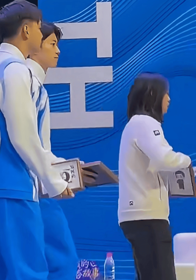 翻之前的退场视频，顺顺最后真的拿着酱烤走了