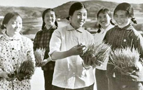 33岁突遭调离大寨，郭凤莲攥紧破边党章，藏着一代人的坚守1980年，33岁