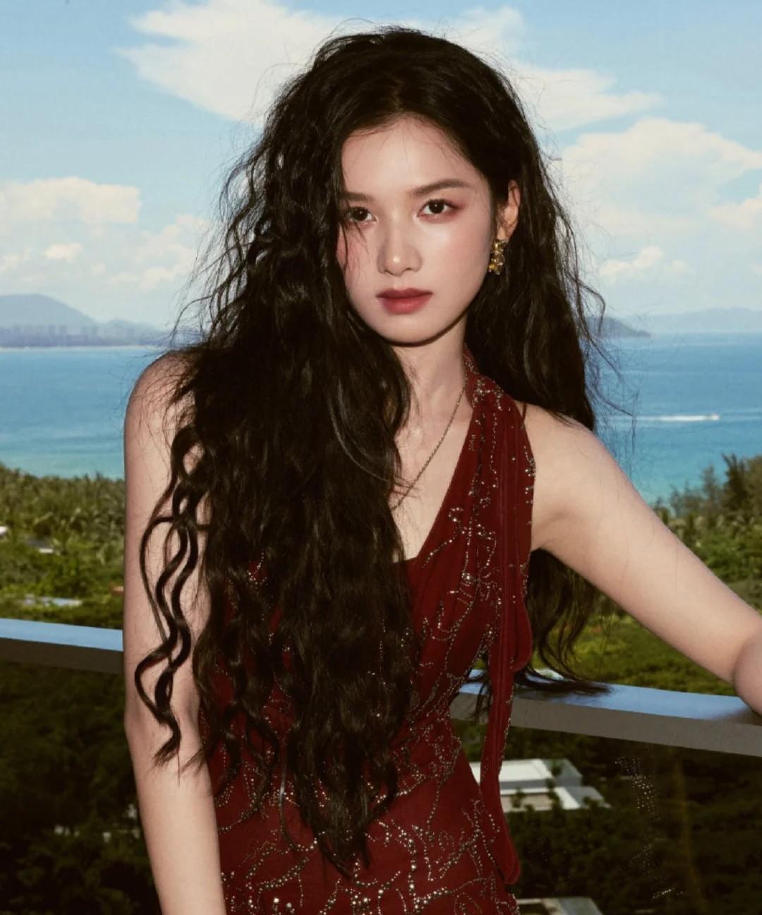 张婧仪最近很烦啊！不是总有人说她长得像周也，也不是说她藏海传演得差，而是竟然