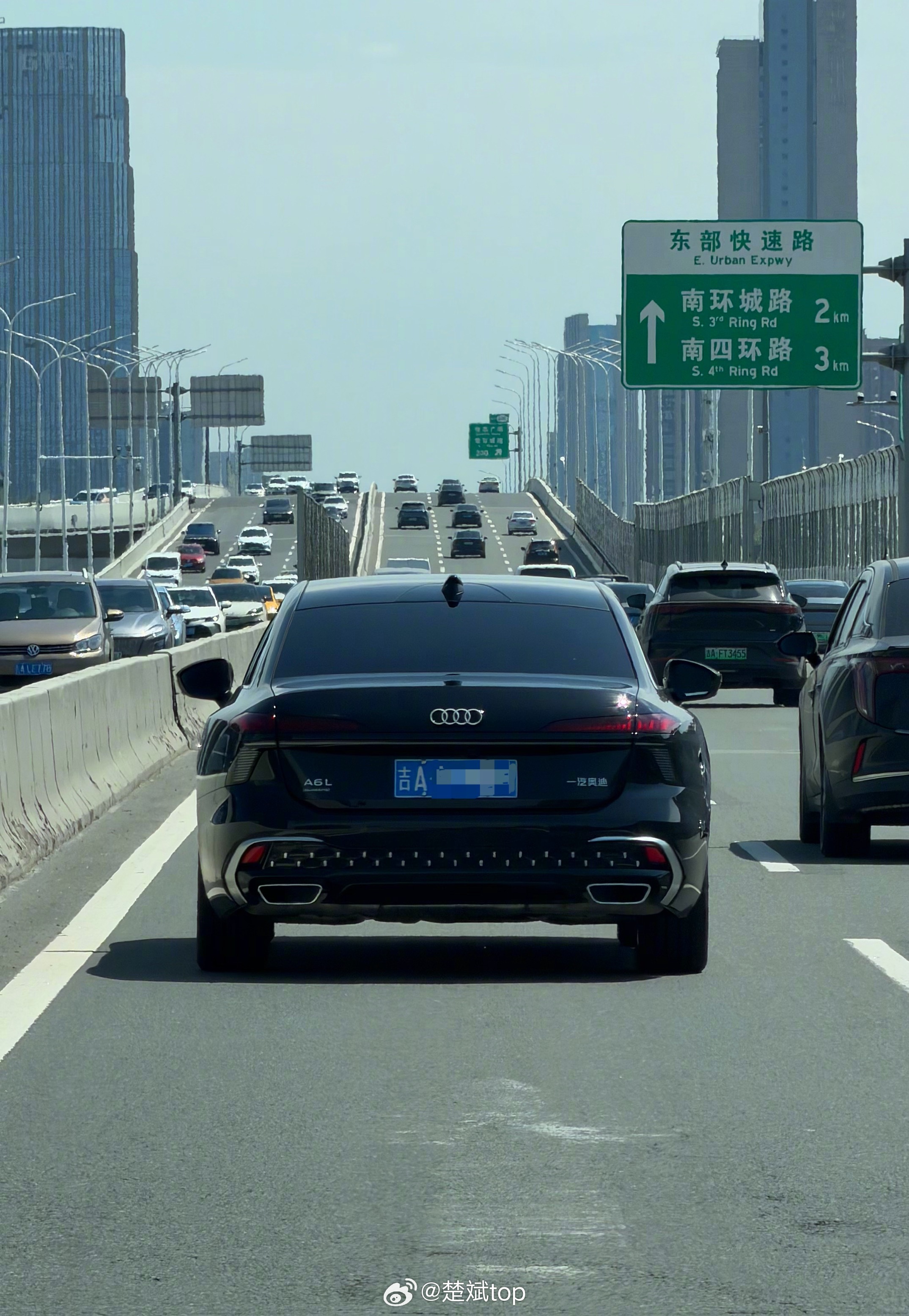 这新A6的后保险杠是咋回事儿？那些个点点实在太突兀了，感觉不咋和谐。
