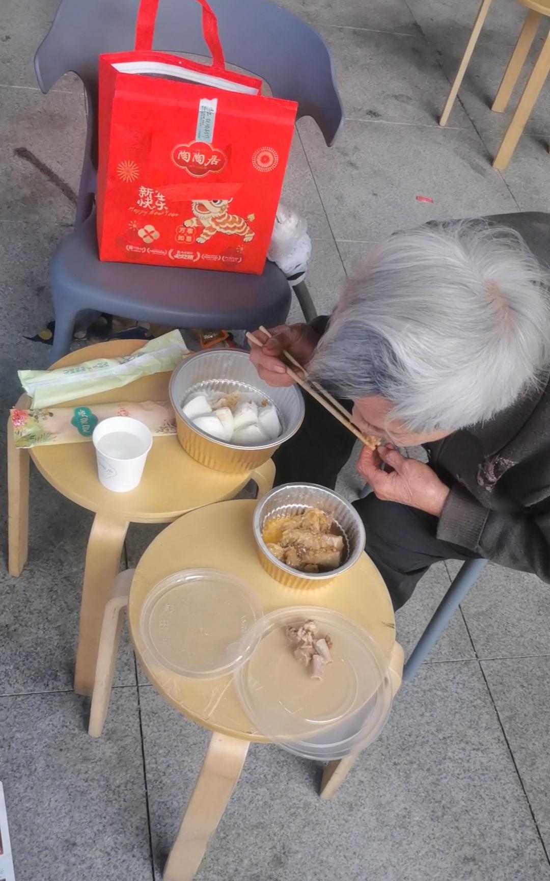 春节期间，我和夫人在陶陶居酒店吃完饭出来，看见一位老奶奶在门外饭桌旁边不停的张望