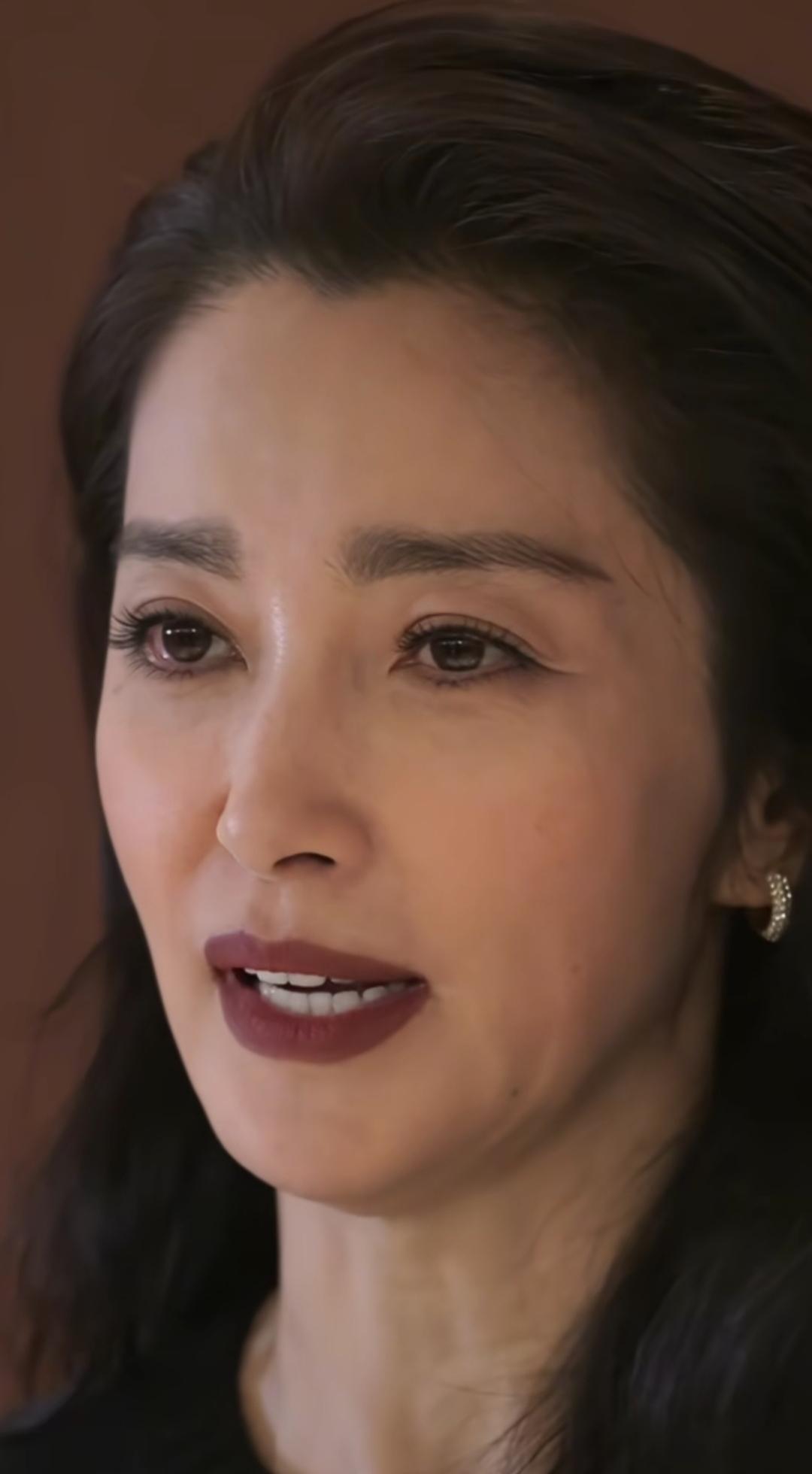 53岁的李冰冰，终于不卷了，李冰冰最近曝光了近况，经历了4段失败的恋情后，