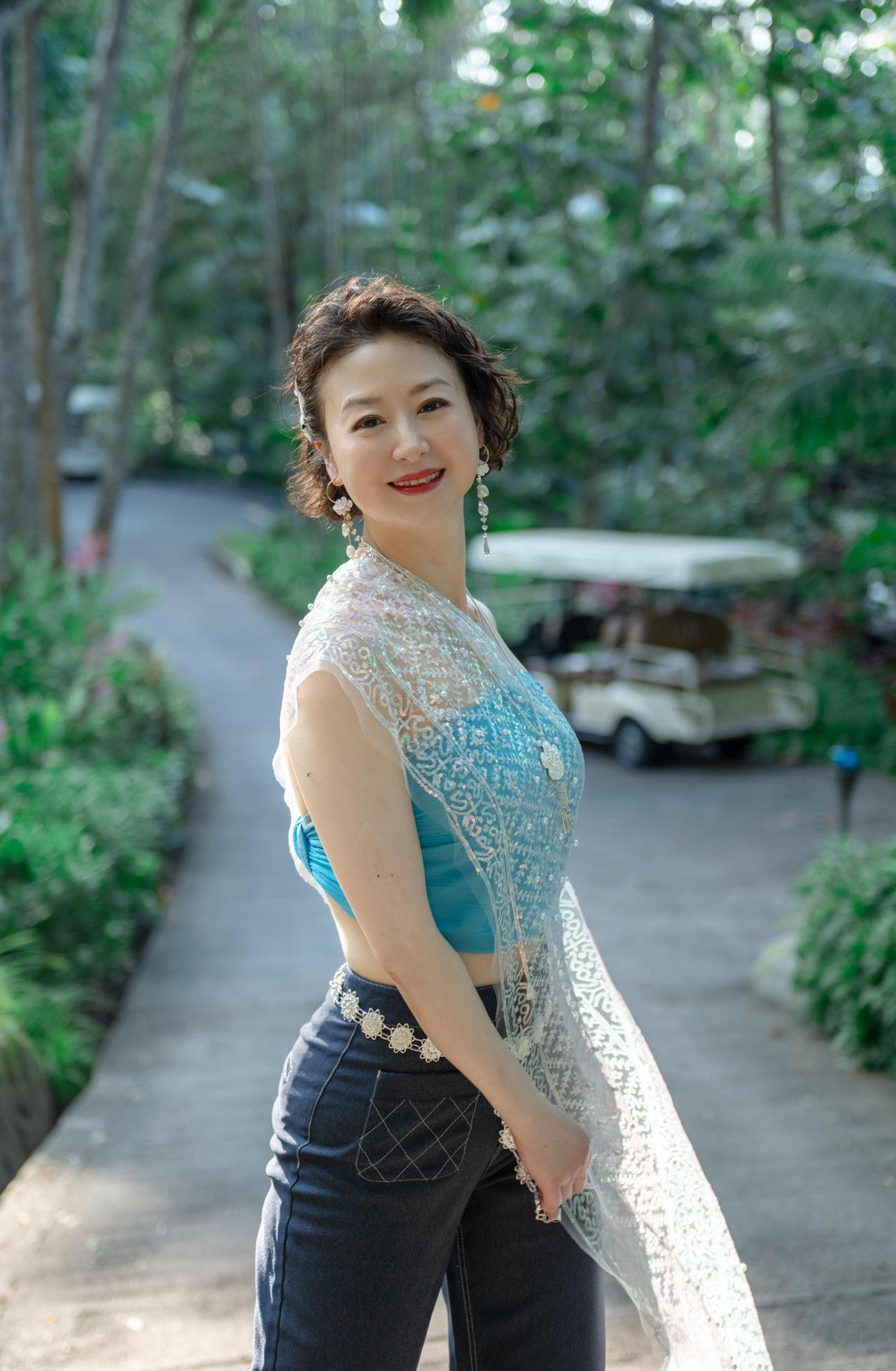 这丫头的春游照，太有质感了！