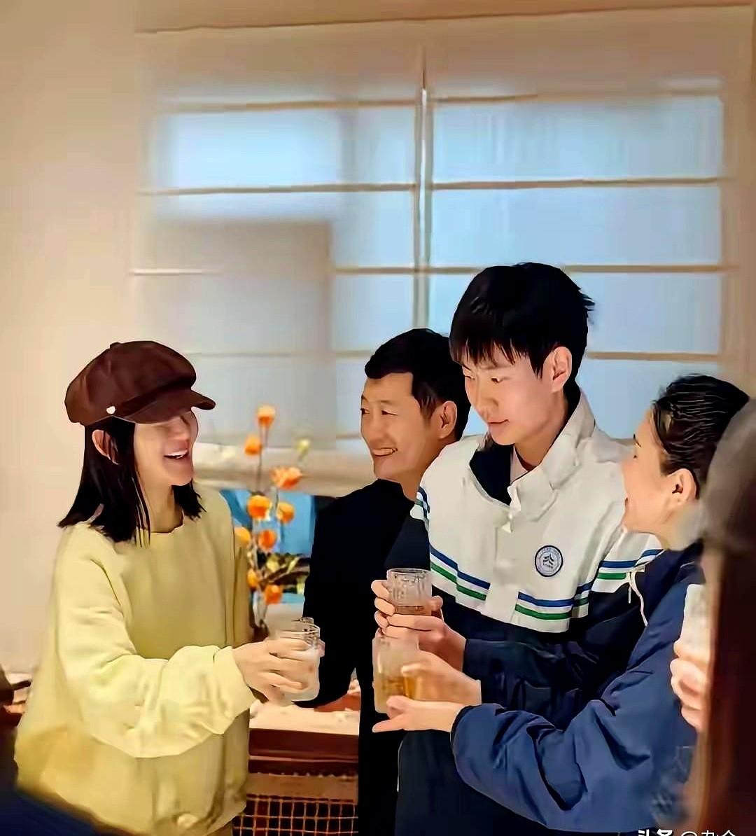 谢娜一张全家福，焦点全跑偏了。照片里，她素颜穿卫衣，一脸回家过节的松弛。旁边