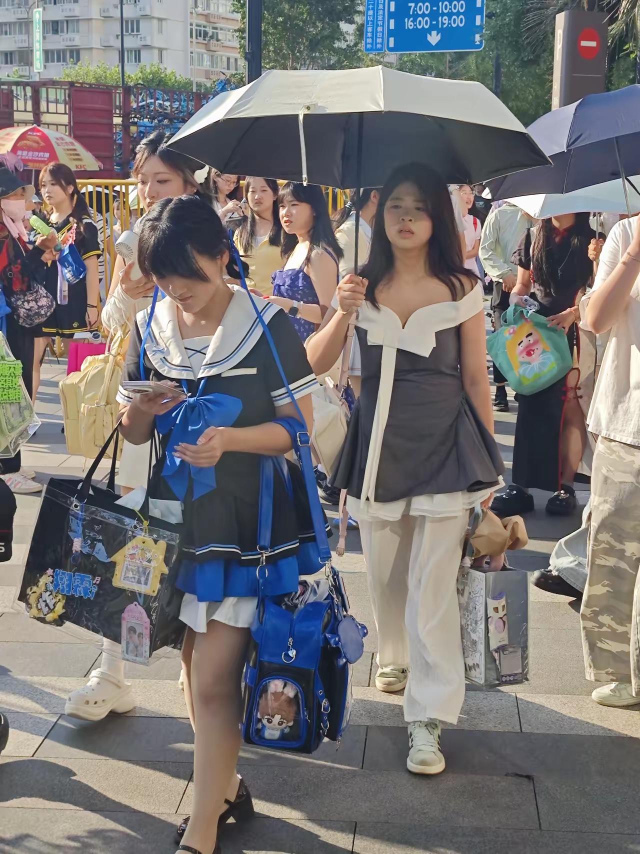 算完‘时代少年团’演唱会的花销清单，终于明白，为什么山西农民老父亲宁愿坐外面傻等