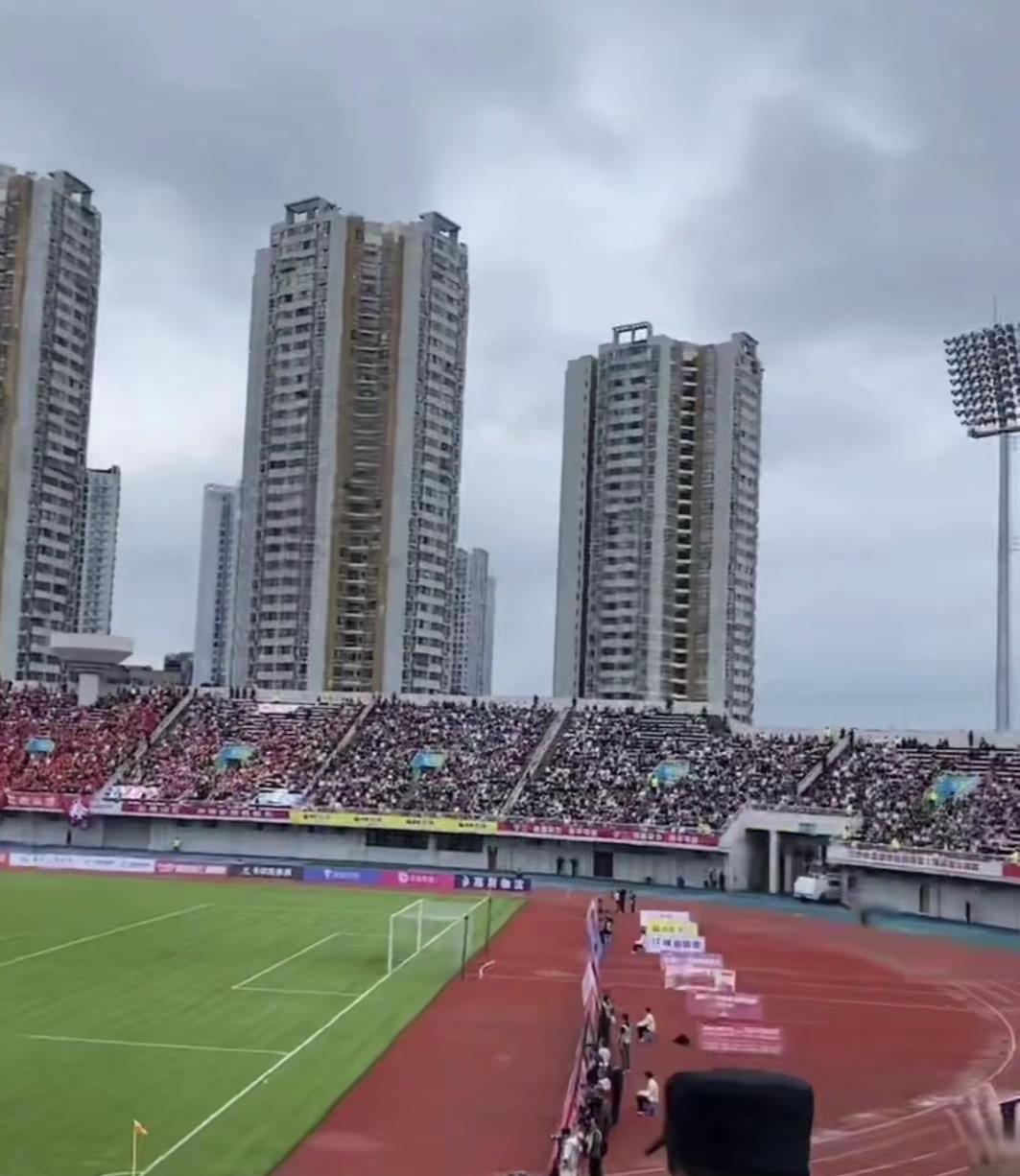 邵佳一当国足主教练了，球迷傻眼了。高位逼抢？咱连跑都跑不过对手，逼个锤子。