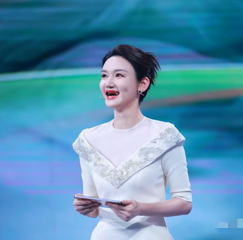 央视最近做对了一件事：把36岁的龙洋，用“错”了七年。当初接棒董卿主持《诗词