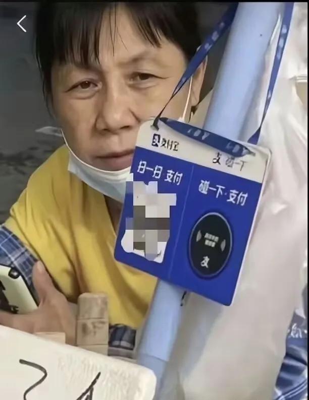 人贩子梅姨这是胆大心细还是存着侥幸的想法自从她同伙供出她后，很多人都觉得她会找个没人的地方隐姓埋名生