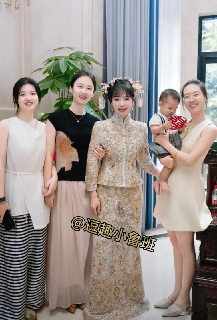 我觉黑衣服的好看，你觉得哪一个好看？