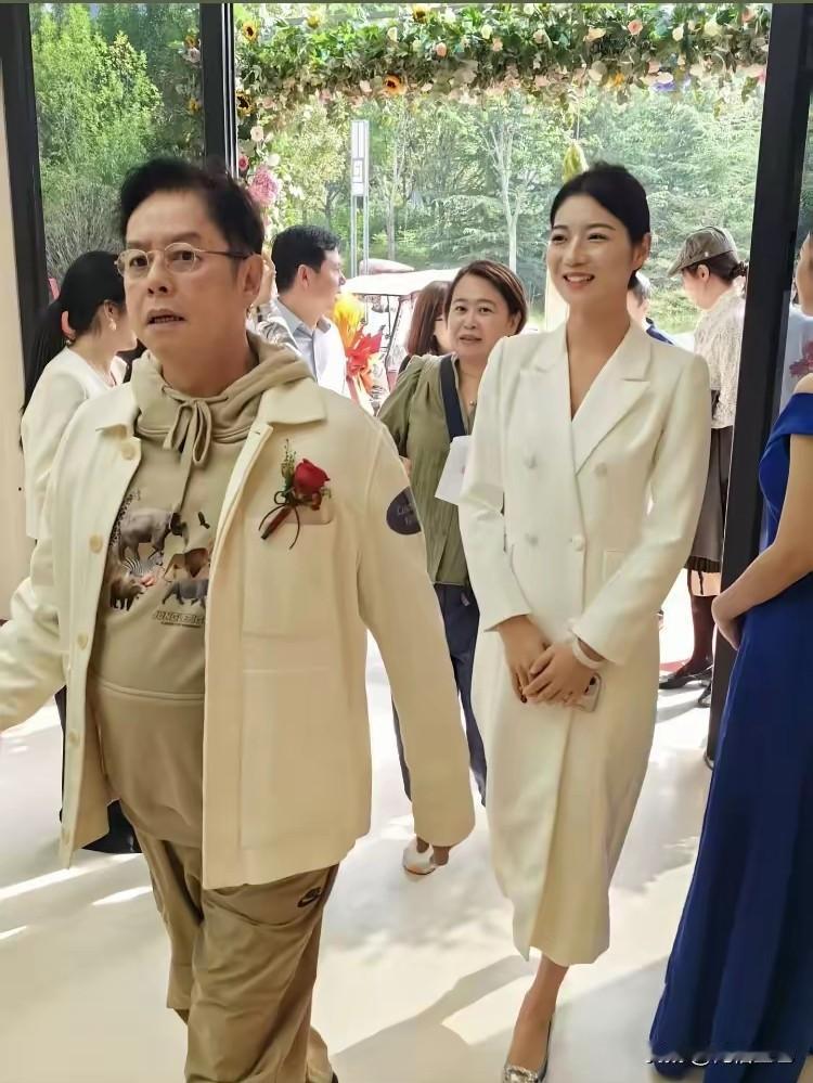 不得不说，75岁的谭咏麟确实显年轻，这个状态及精气神，比大部分同龄人都要好，这点