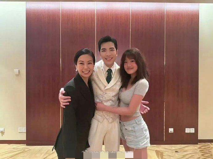 贾静雯的大女儿与萧敬腾夫妇开心合影，画面温馨和谐，乍一看仿佛幸福的一家三口。有趣