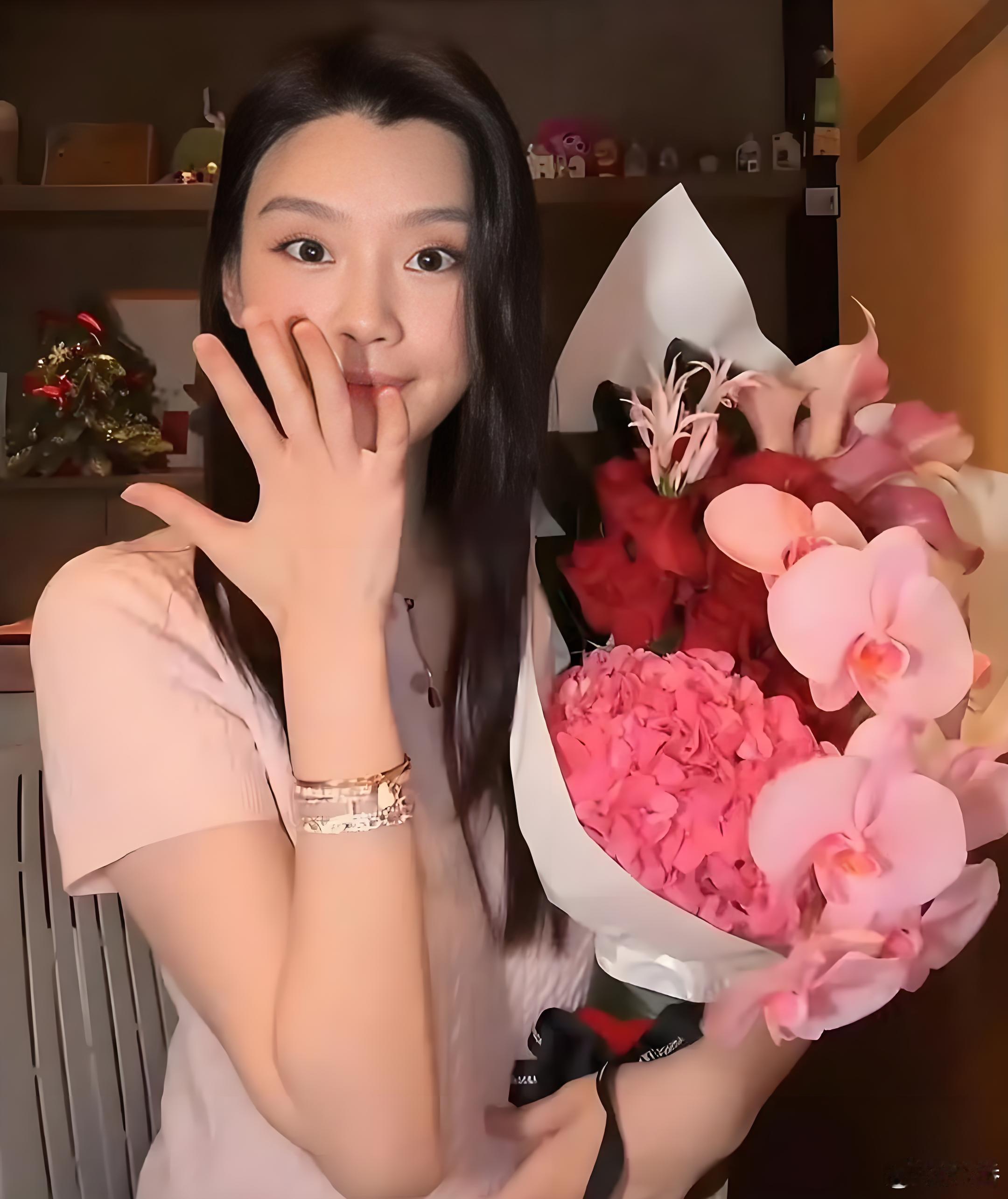 奚梦瑶素颜出镜，我只想说，一只手怎么能带5条钻石手链有钱人的快乐你想不到啊…