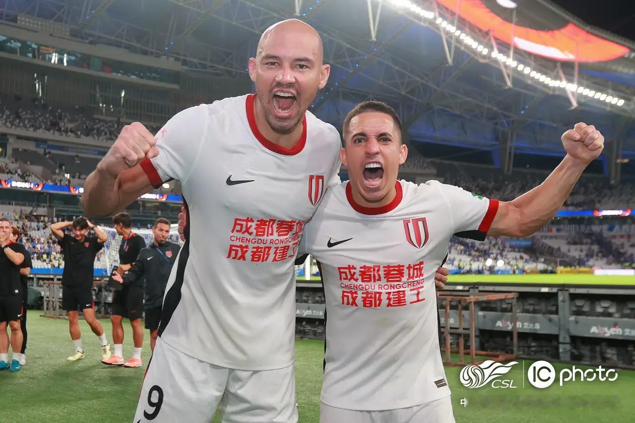 按网友提供的信息，这场蓉城与老徐的续约之争，背后其实是中韩经纪公司之斗，星辉体育