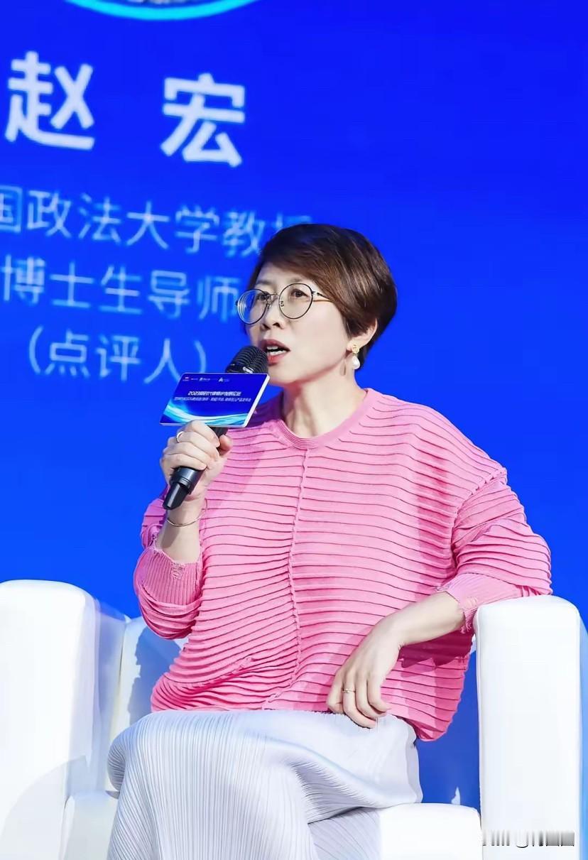 可笑至极，北大教授台上被反驳。西方培养多年的精英，回国后依旧“张嘴就来”，已