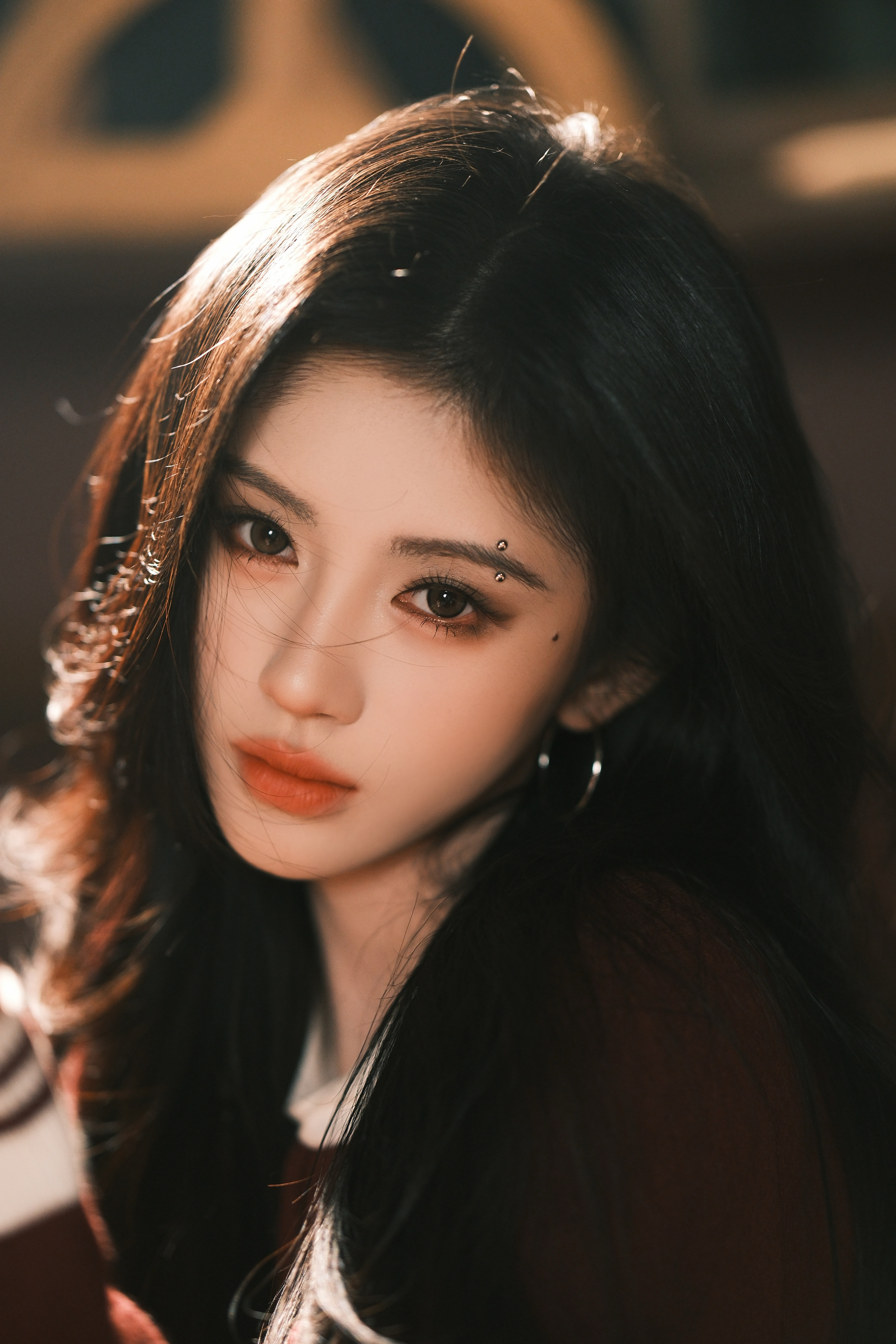 鞠婧祎×AVIA直播活动造型大片，身穿品牌夹克配短裙出镜，搭配Fred