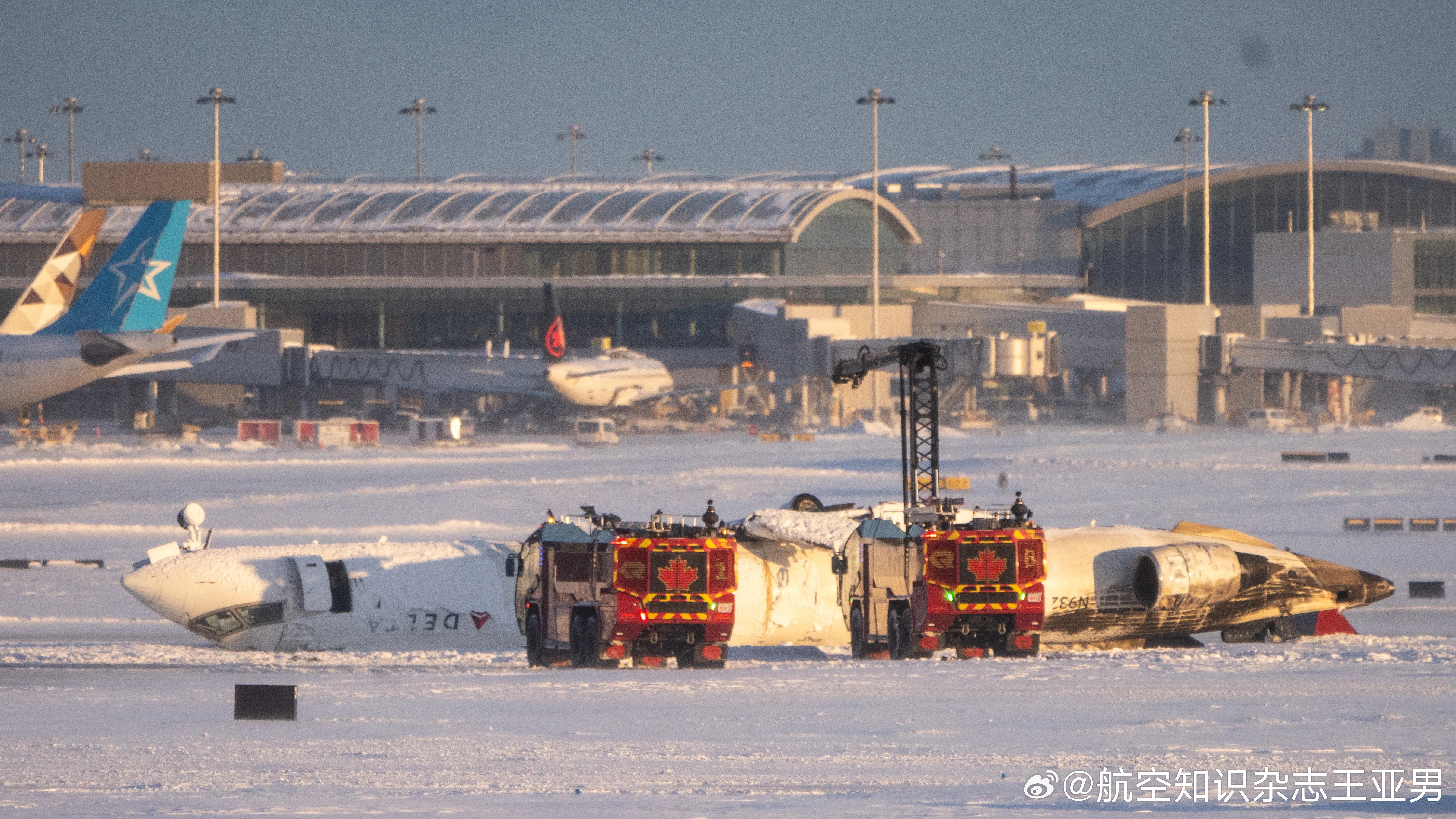 一架CRJ900在多伦多风雪天着陆时翻了个，以倒扣的方式拍在地上。幸运的是飞机没