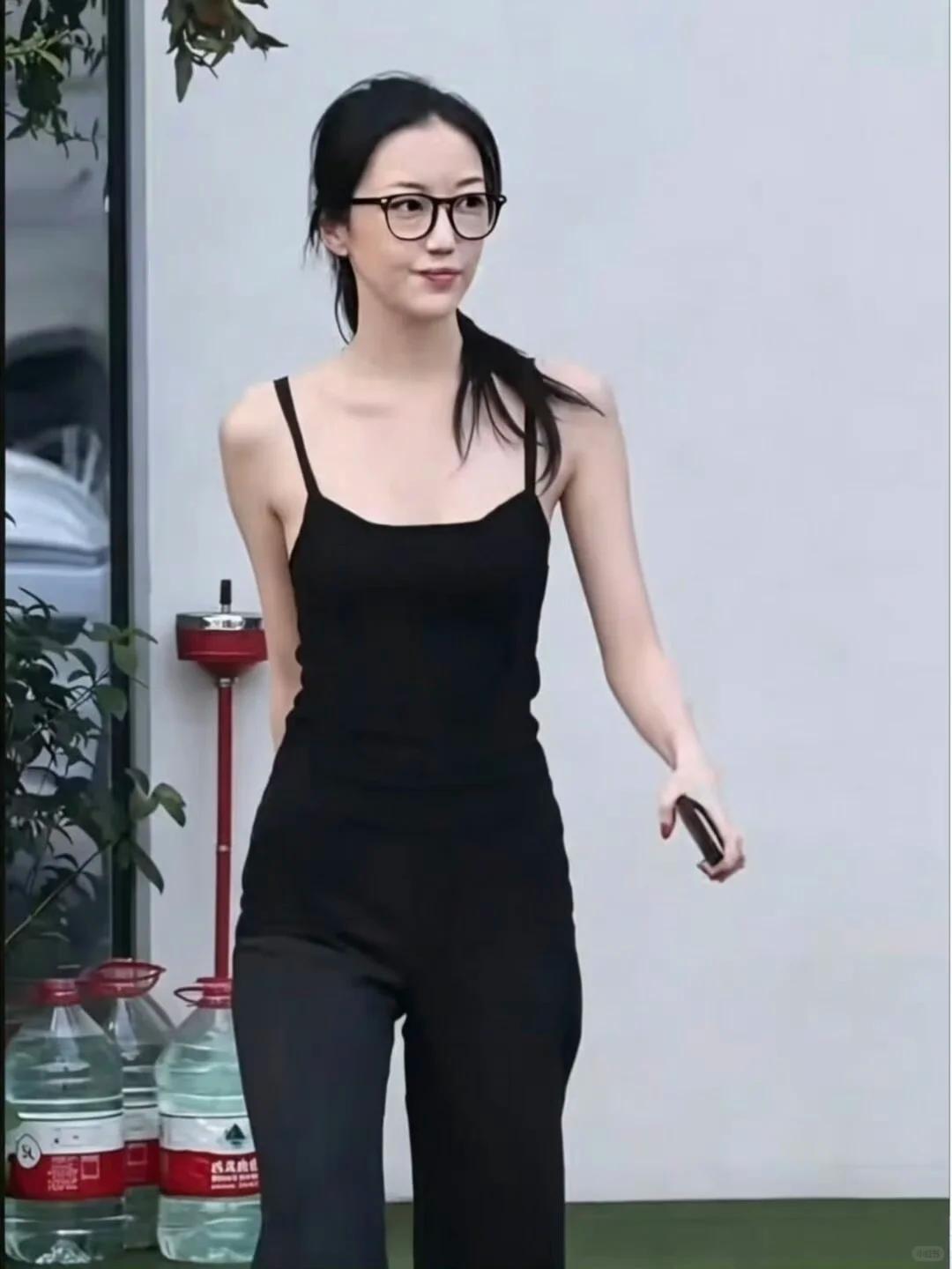 我估计王菲这辈子都忘不了李亚鹏了不是李亚鹏多帅、多有内涵，而主要是因