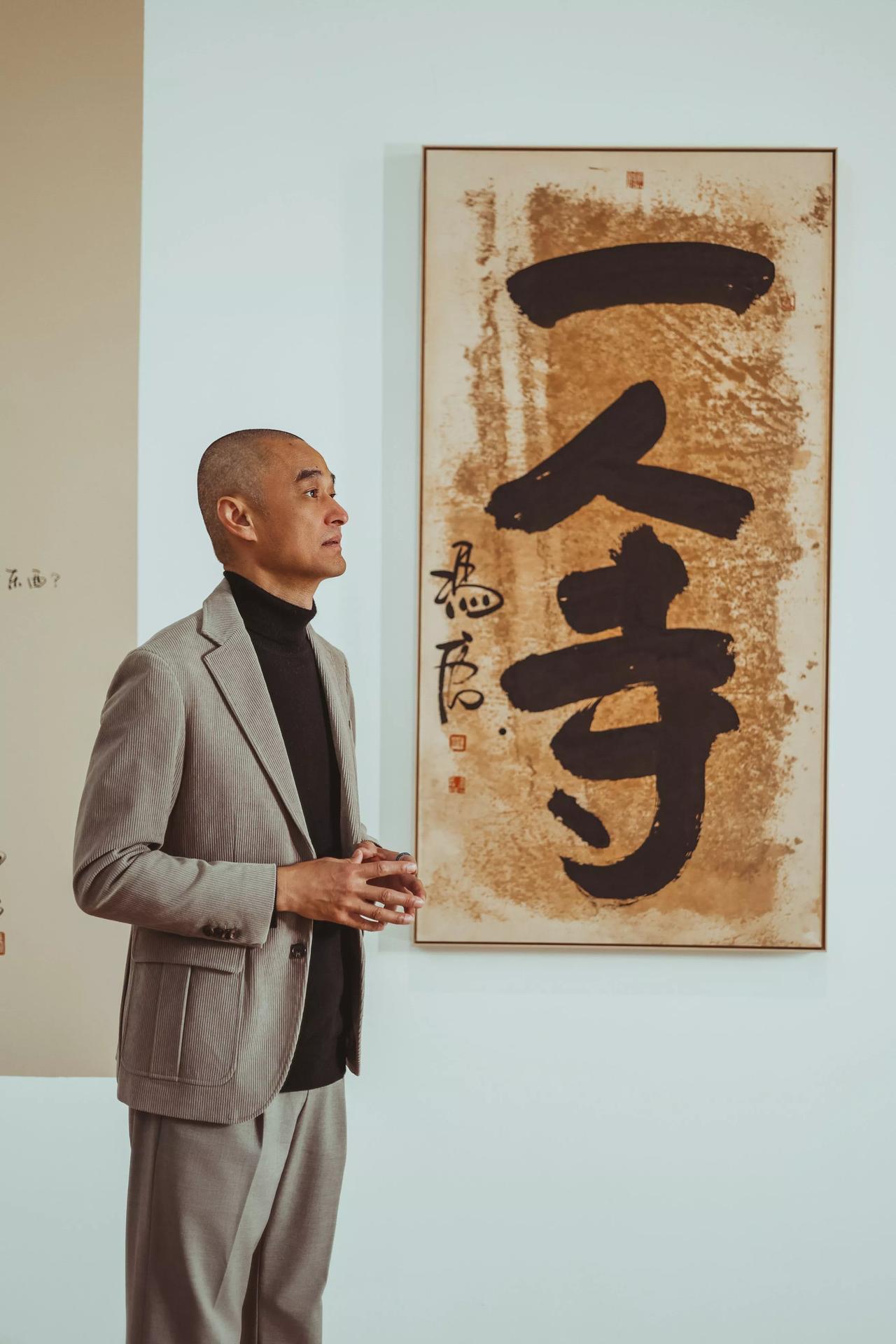 冯唐的书法毛笔字写的灵动飘逸，洒脱自然，极具创意，不过就是不知道“一人寺”是什么