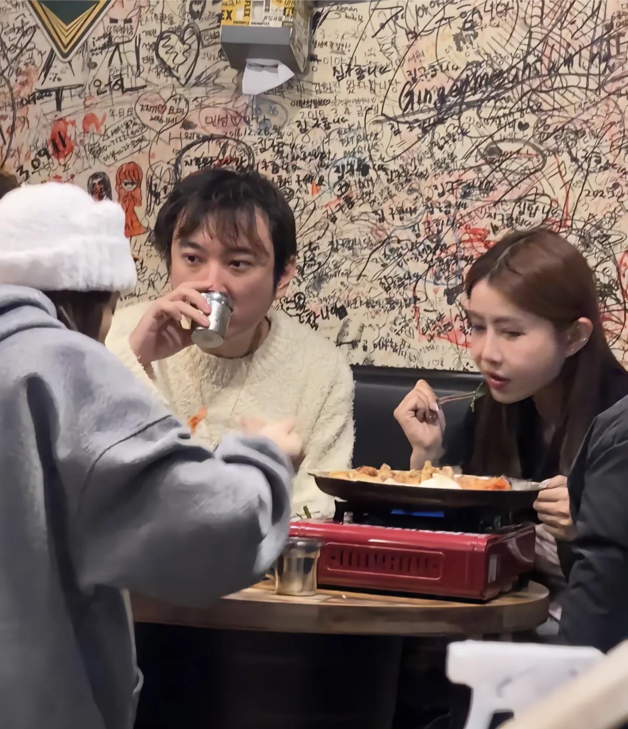 王思聪的状态大不如前了，他的头发已经掉的七七八八的，而且发型也没有在国内时精致了