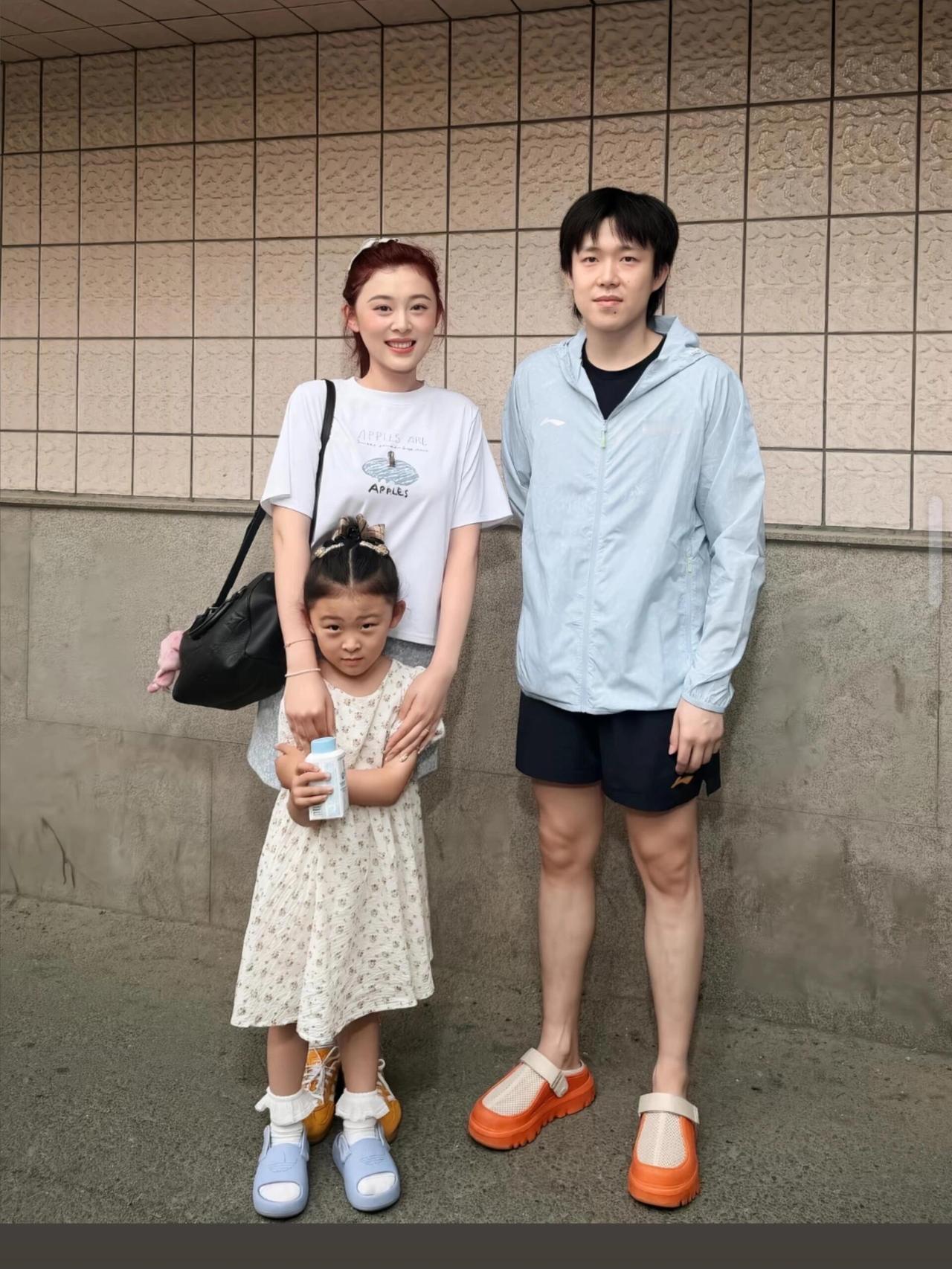 王队长和师母的合照，真是师母年轻，师父苍松，孙逊的女儿和他真的好像！孙指导的妻