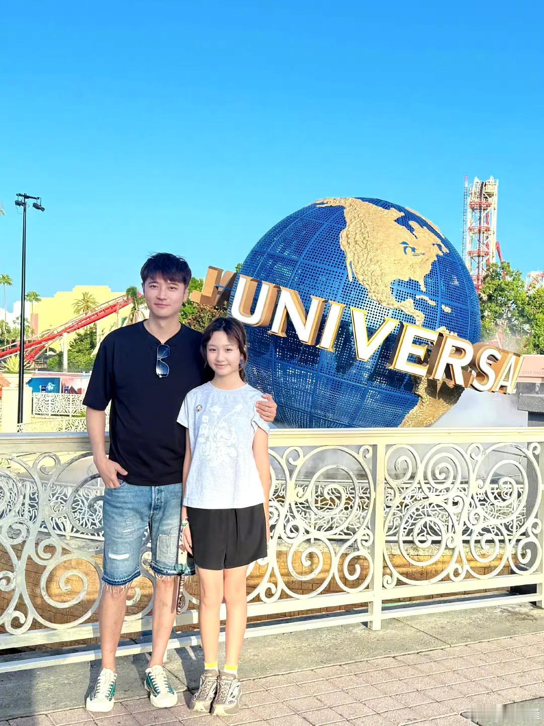 张丹峰领着11岁的女儿打卡美国的游乐园。小姑娘长了妈妈一样的大长腿。洪欣张丹
