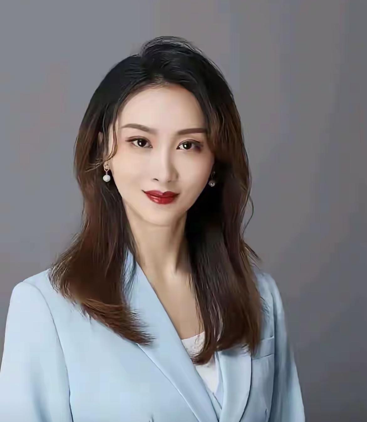 拔出萝卜带出泥，北理工裴轶刚被解聘，她老公郝冠揆也没躲过热搜。先看这两口子的