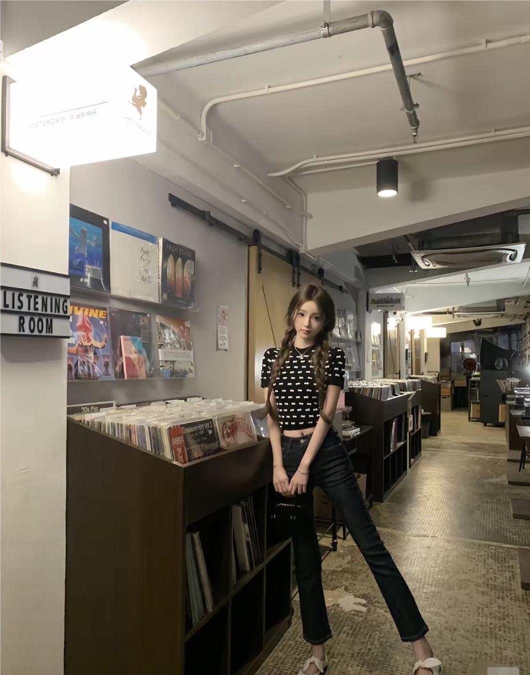 王思聪女友夏懒懒晒出新照，看到照片后，越来越理解王思聪对她不一样了，身材纤细，小