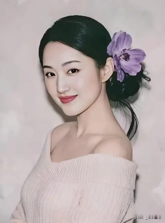 我问我妈，杨钰莹为什么能再次翻红，看着也不咋漂亮我妈白了我一眼，随后一句