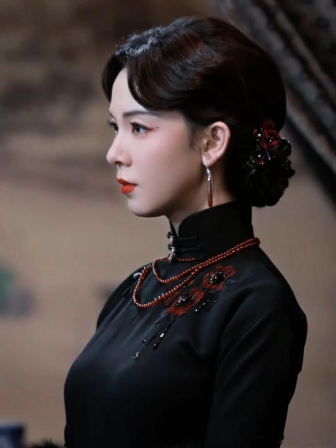 陈瑶霍仙姑造型谁能不被陈瑶版霍仙姑惊艳，一身旗袍雅致动人，看似温婉娴静，内里却是