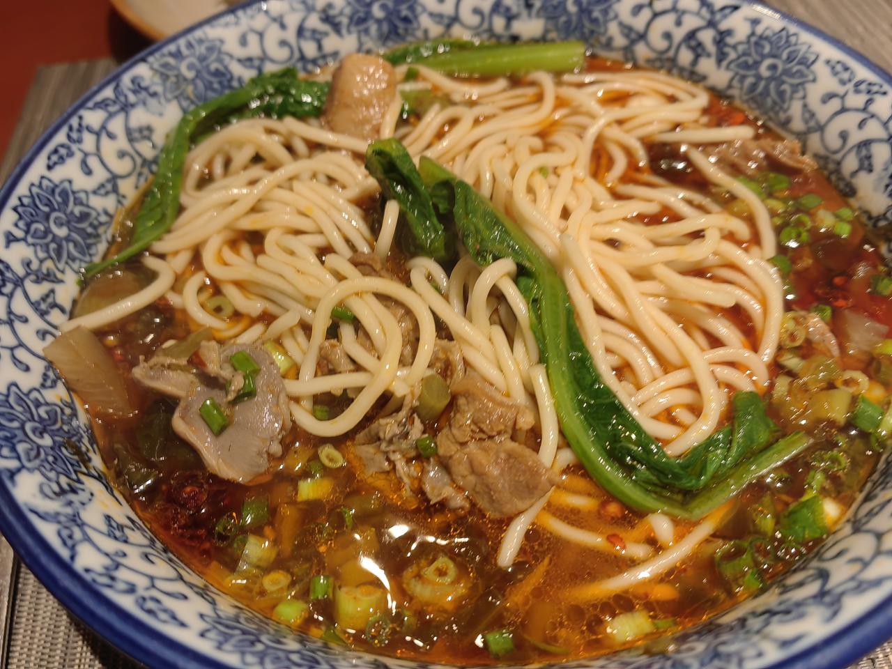 一碗川味红汤面，加鸡杂笋子牛肉咸菜。吃饱，干一会活，准备做别成都。​每次来，都