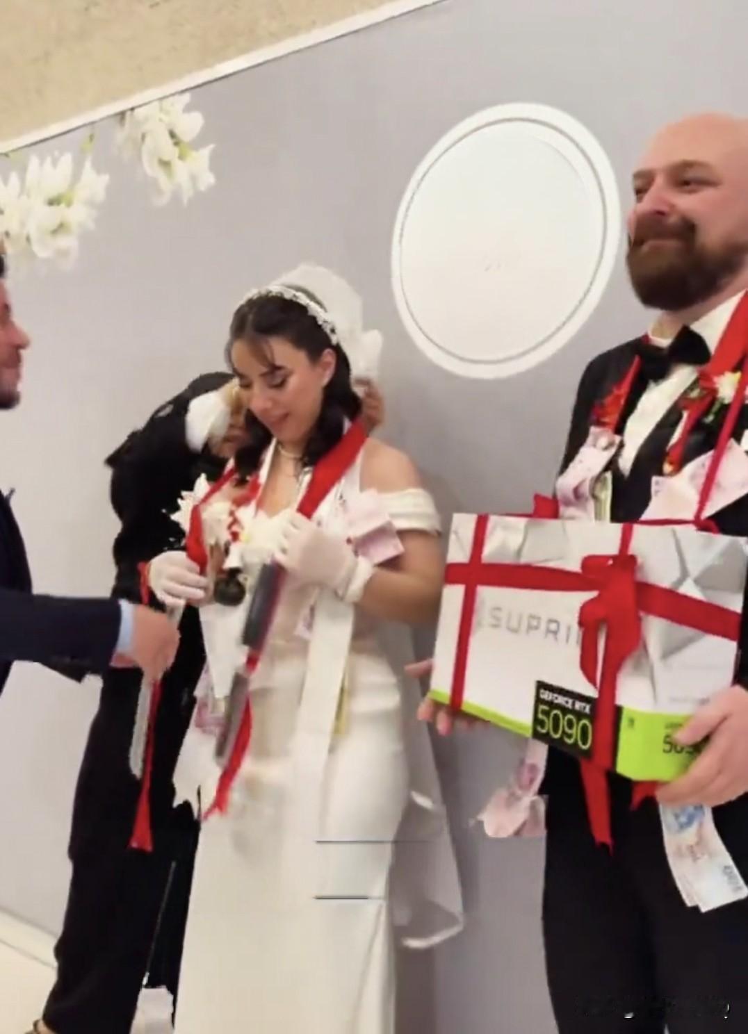 以前看别人的结婚贺礼从来没眼红过，只到看到了这位土耳其人的婚礼！羡慕嫉妒啊！看