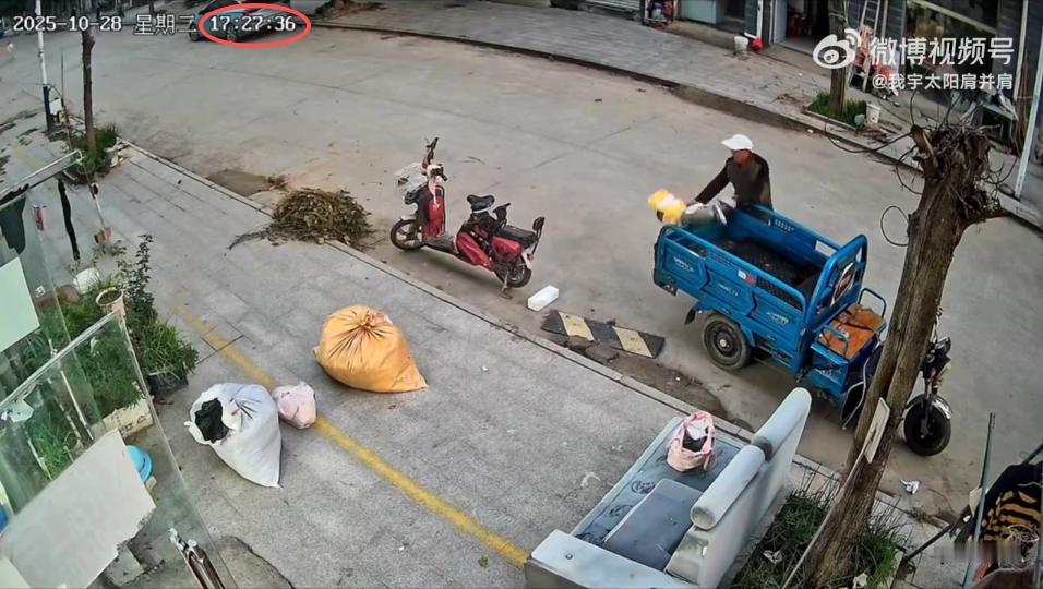 “心怎么这么大!”10月28日,江苏宿迁,一老人带娃时,将孩子放在三轮车车斗里,