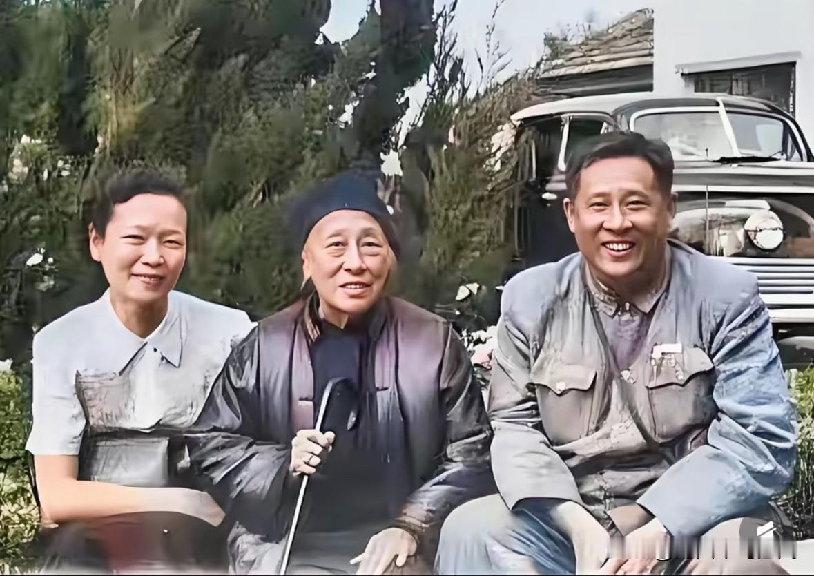 这是60年代，何香凝与儿子廖承志及儿媳妇经普椿的一张十分珍贵的合影。记录了革命家
