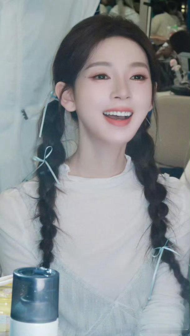 陈瑶emo版惊鸿一面越看越觉得你跳的时候那种松弛又带点委屈的破碎感，比原版还更戳