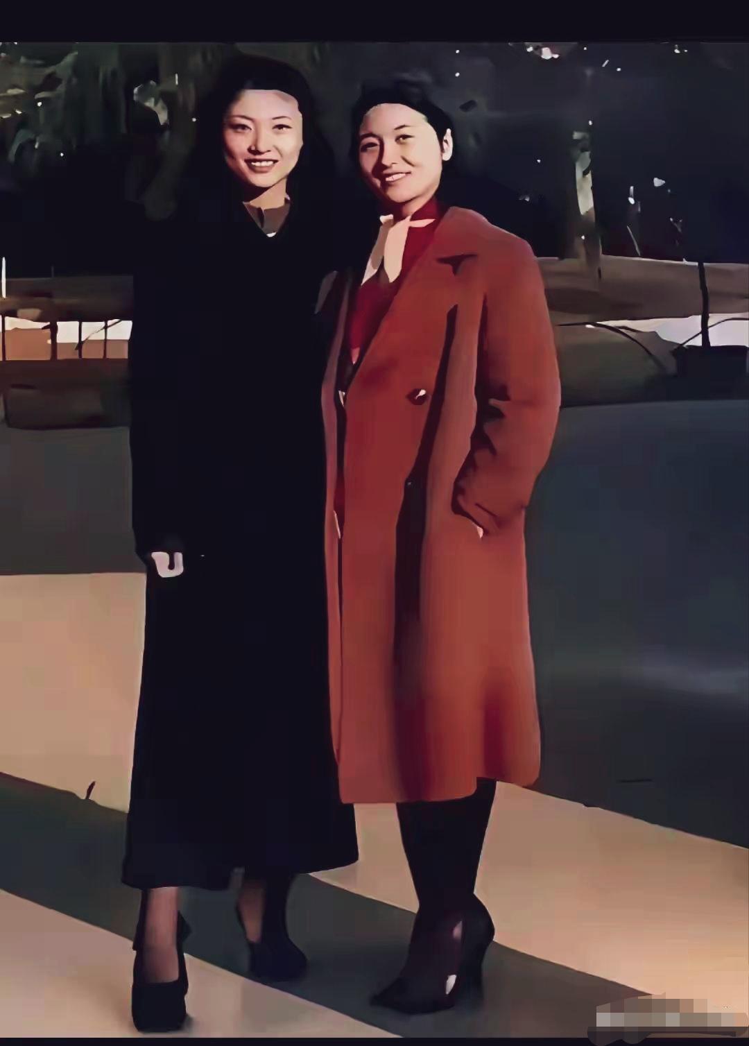 90年代周涛与妈妈的一张合照，周涛脸上还带着一点婴儿肥，眉眼清秀，个子高挑，一身