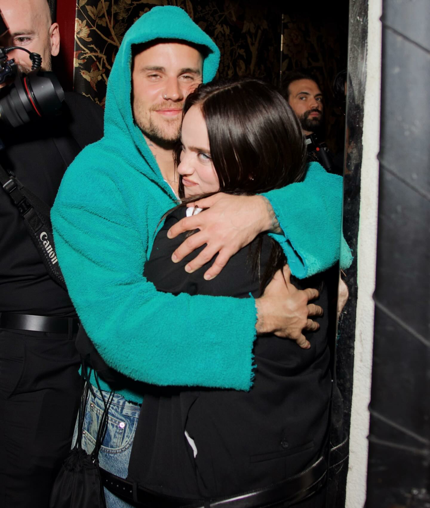 可爱哈哈哈~~JustinBieber贾斯汀比伯在格莱美庆功派对上拥抱铁粉碧梨