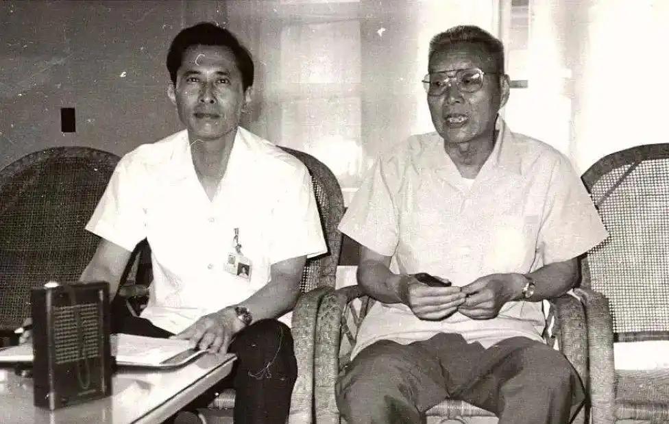 1980年，一高一矮两个小偷盯上了一个70旬的老人，老人虽身材高大，但年近古稀，