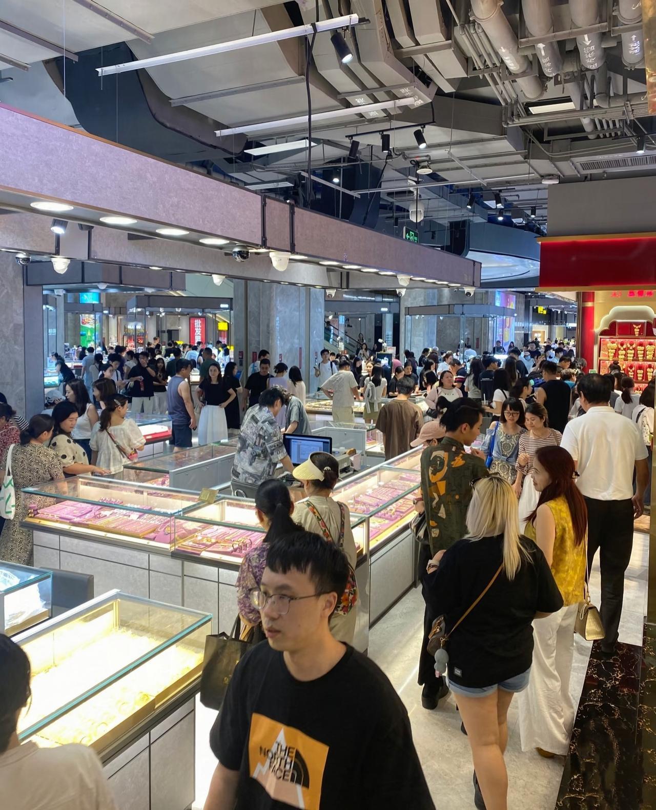 难怪金店这么多人原来不是因为金价跌了,而是今晚老美的cpi出来了利好黄金,