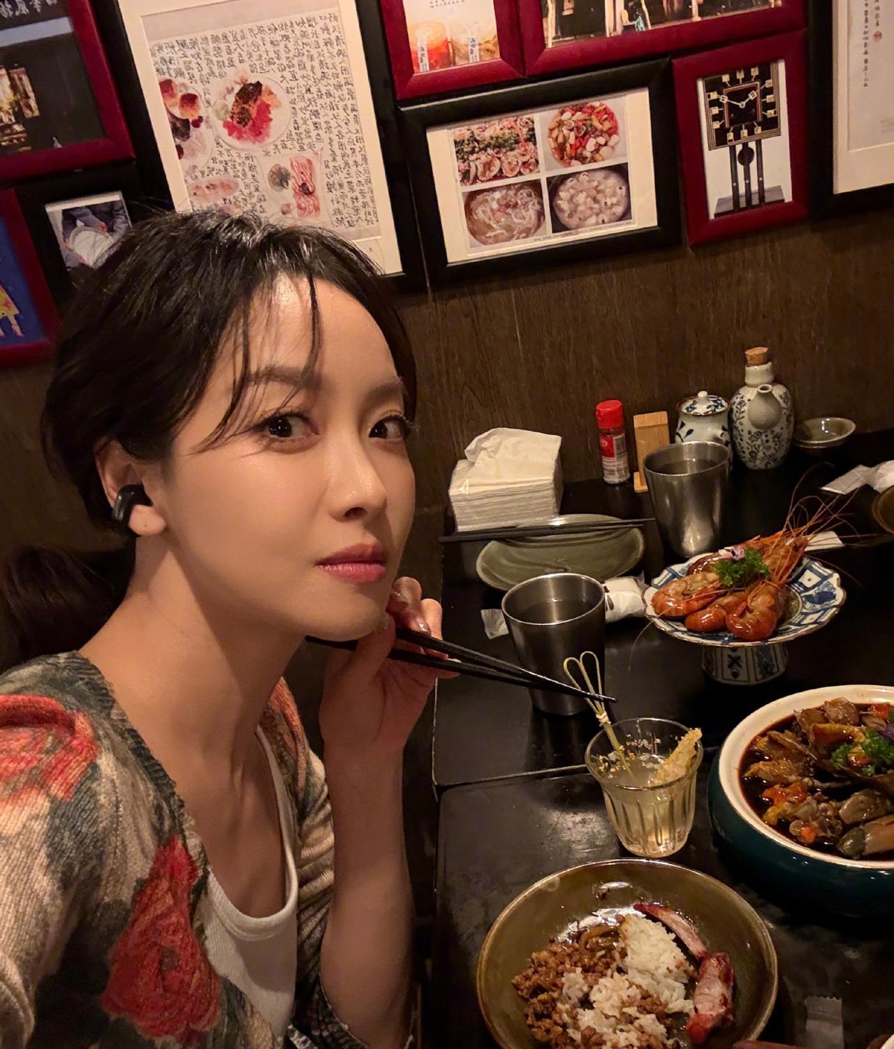 被宋茜分享的照片给震惊到了。不愧是女星，吃的美食都那么有个性，我居然一半不认识