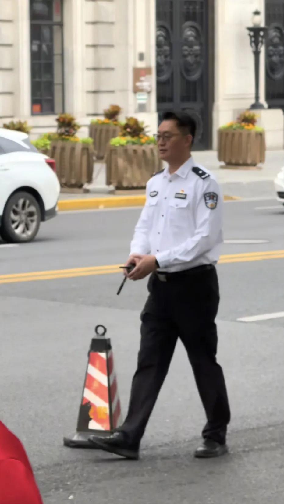 穿白衬衫的男人，一出场就是气质非凡，年纪轻轻就是三级警监了。要知道在警察的职
