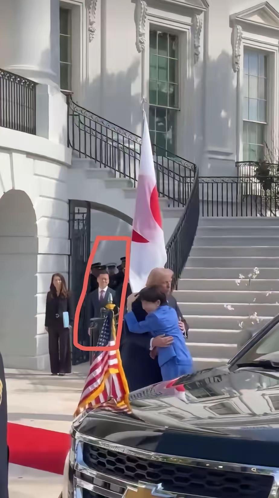 大家有没发现一个细节,高市和特朗普在前面激情拥抱,后面的日本翻译那是一脸的无奈和