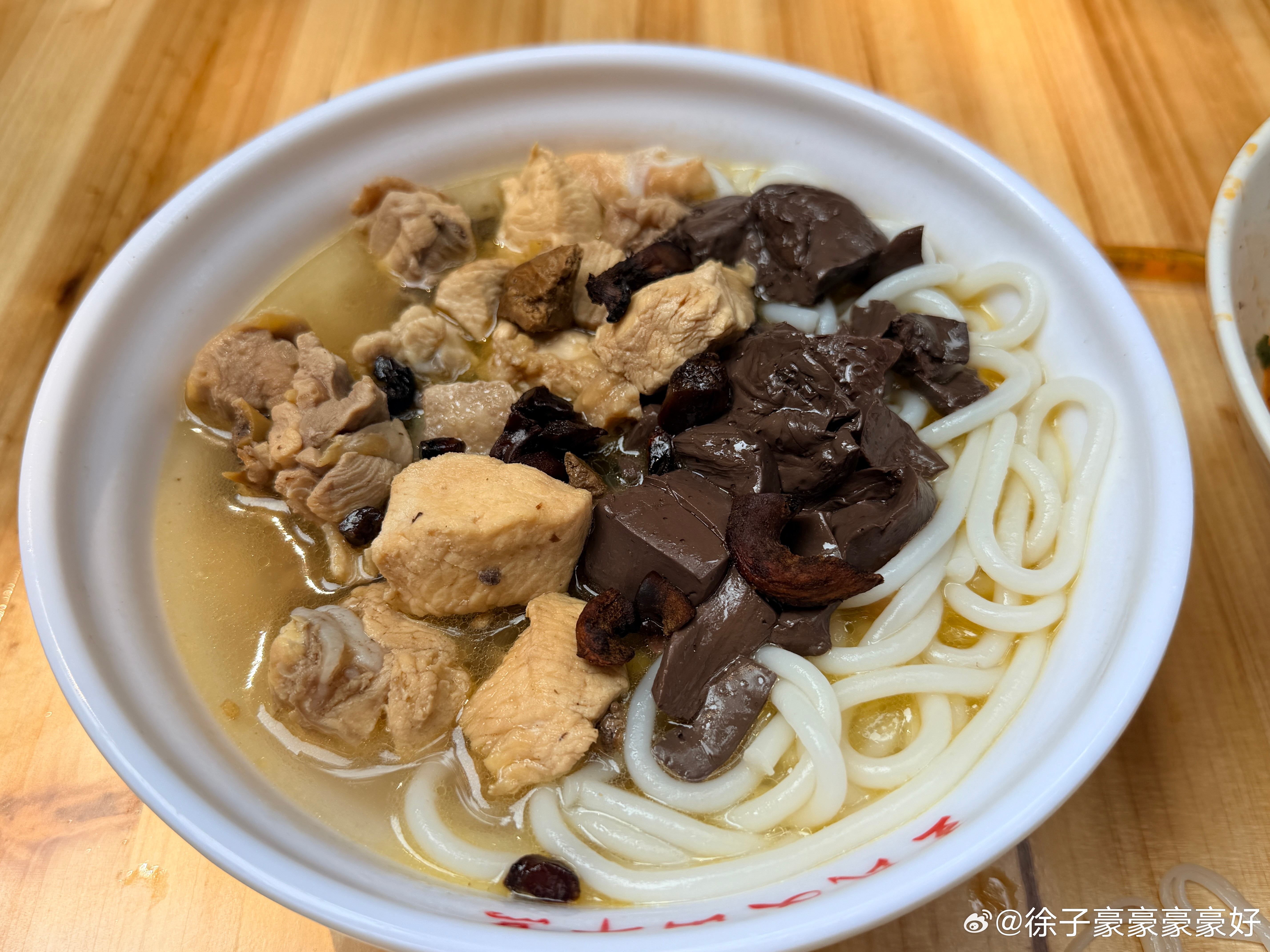 昆明转机，必须打车来吃这个宇宙第一的米线。太牛逼了！俩人怒干三碗！昆明·文山荷