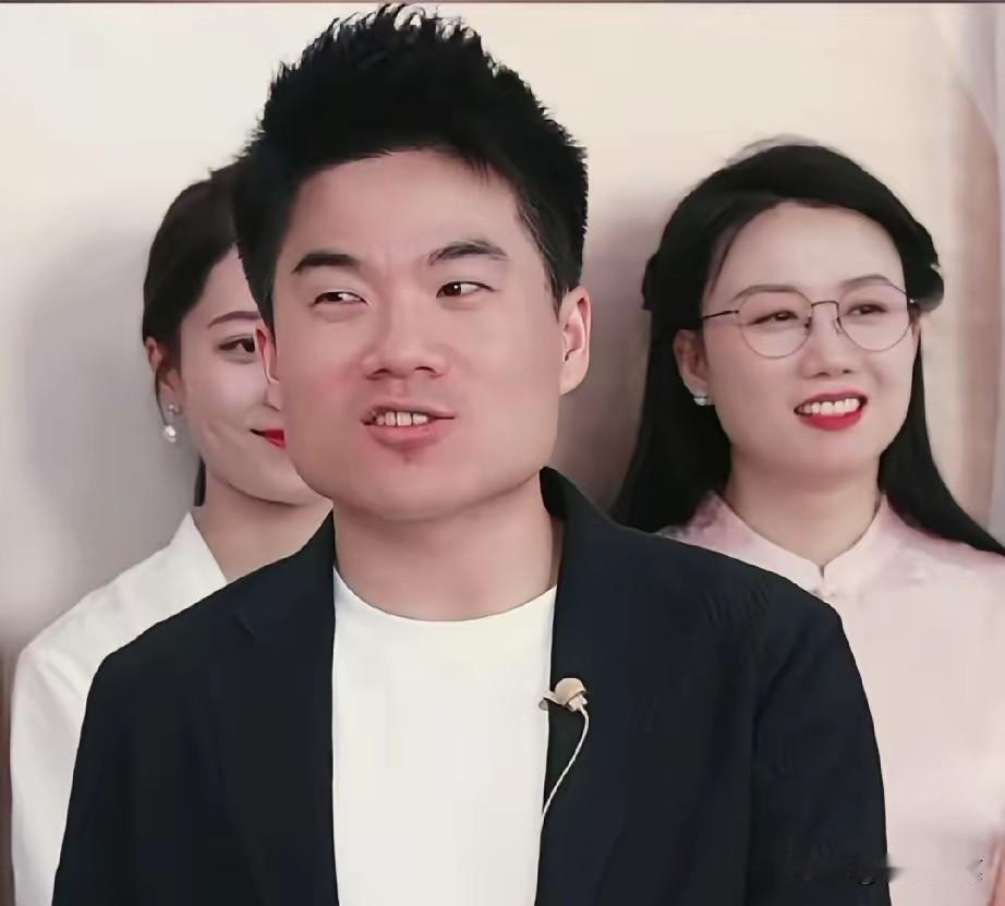 有人跑到与辉同行楼下，在公共区域堵主播。盼盼不情愿，还是被拍了视频传到网上。