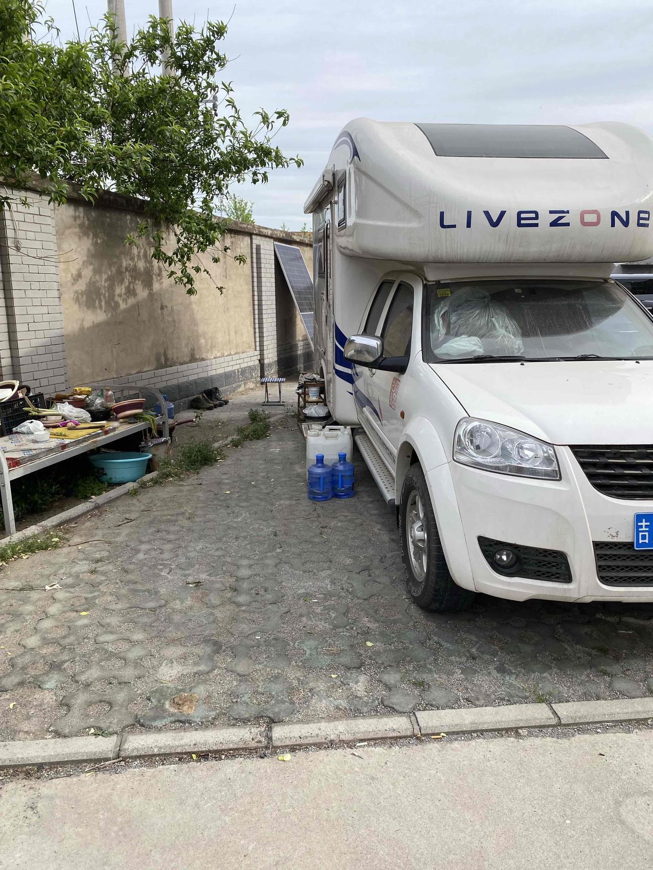 我家附近，这对硬核的东北夫妻又搬家了！之前落脚的一片空地不让待了，这回他们直接搬